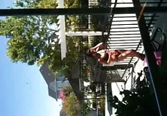 Der junge Homosexuelle fingert seinen Schwanz, sein älterer Freund xxx hamster deutsch hilft ihm dabei