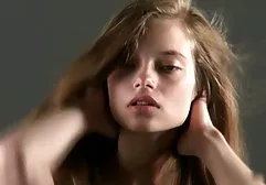 Der Kunde beendete auf seinem Bauch und das sex hd deutsch Mädchen leckte Sperma mit einer nassen Zunge