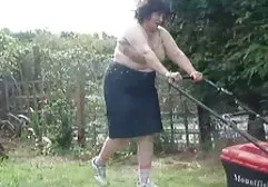 Rothaarige, lustvolle Küken xxxvideo deutsch streichelt Muschi in der Natur