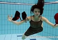 Zwei Zweige nach dem Training fickten die Spieler german retro teen porn in der Umkleidekabine