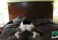 Mädchen zeigt ihre xxx deutsch porn Muschi