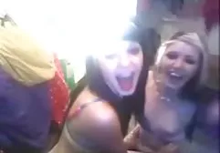Die junge Natalie, die sich ein grünes, kurzes Kleid über gratis xxx deutsch den nackten Körper zog, stieg in den Bus und streichelte mit allen ihre aufgeregte kleine Muschi
