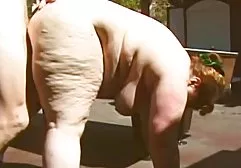 Rothaarige nimmt einen Schwanz in den Mund in einem german orgasmus tube Hotelzimmer