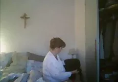Ein junges Mädchen mit sehr kleinen Brüsten hat Sex mit ihrem Fitnesstrainer, er trägt ihn in casting porn german ihren Armen, zieht sich aus, berührt ihre Muschi und beginnt auf der Couch zu ficken
