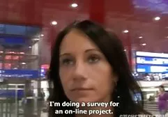 Brünette free xxx deutsch saugt einen Mann in einem Taxi