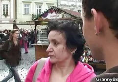 Dieses Paar hat etwas miteinander zu prahlen. Der Typ hat einen großen Schwanz und ist bereit, ihn in ihren Schritt einzuführen. Und das Mädchen hat große Brüste, die sich mit der Liebkosung german retro porn eines leidenschaftlichen Liebhabers bekannt machen