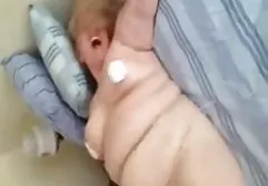 Gebräunte Schönheit xxx teen deutsch fügt Banane, Gurke und Dildo in ihre Löcher ein