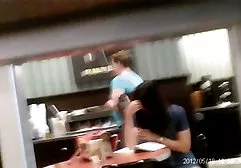 Junge Blondine in porntube german Leggings mit kleinem Arsch fickt mit einem Typen