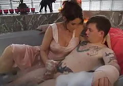 Reife Massagetherapeutin gibt einem vollbusigen schönen free porn movies deutsch Mädchen eine sexy Massage