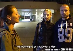 Asiatisches Mädchen stieg in ein Sexauto und stream porn deutsch stieg hoch