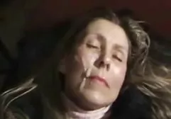 Fröhliche Blondine xxx young german streichelt Muschi durch Schwerkraft