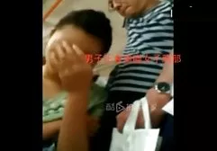 Junge german porntube sexy Schönheit saugt einen kahlen Schwanz und fickt ihn