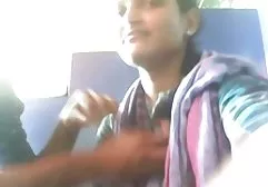 Cooles Mädchen in Strümpfen fingert ihre rasierte german xx tube Muschi für uns