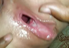 Typ mit seinem dicken Schwanz dehnt die enge Muschi der jungen Blondine auf german live porn cam der Couch aus