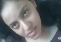 Junge, fröhliche Küken zeigt ihre german porn stream Brüste