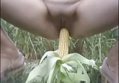 Eine sexy Brünette zieht einen Anstreicher aus, entblößt ihre Hüften und bietet Cunningulis german retro porn eine Muschi an. Sie saugte wie eine hungrige Frau und ergab sich leidenschaftlich dem Schreibtisch