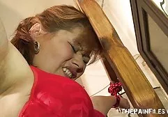 Schöne schlanke Blondine posiert vor der Kamera german live porn cam und wird von einem Kerl gefickt
