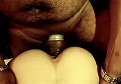 Reife Schlampe in vintage porn german Strümpfen fingert ihre Muschi