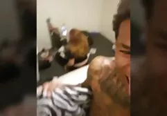 Ein glatzköpfiger Typ fickte eine xxx chat deutsch junge Brünette und erhielt nach 9 Monaten ein Foto.